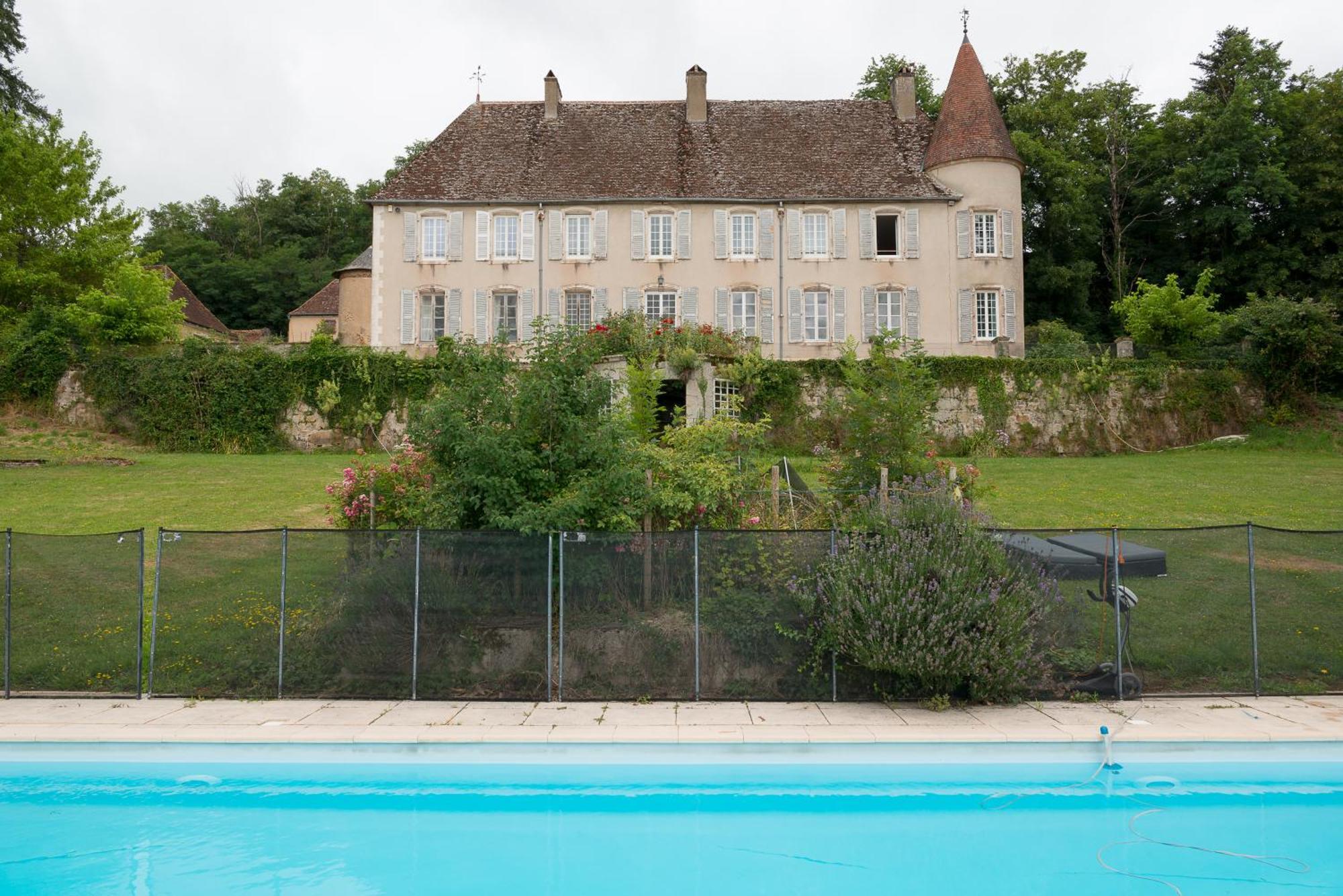 CHATEAU POUR SE RETROUVER ≡ Larochemillay, Франция ≡ Lowest Booking Rates  For Chateau Pour Se Retrouver in Larochemillay